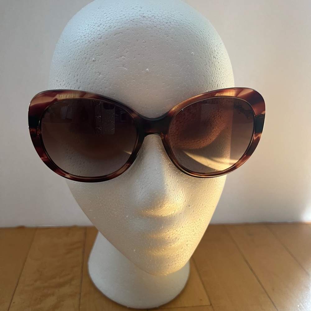 Authentic Tiffany & Co Brown Tortoise sunglasses. Incl:box,case,dust cloth,pouch